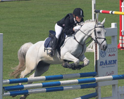 Die 16-jährige Aila Wirkner gewann auf Pony Little Gone das Hauptspringen beim Erntedankfest in Rossow. Foto: Jutta Wego